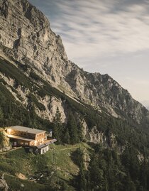Eine Schutzhütte am Berg