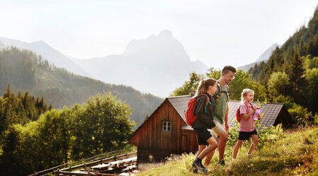 Family Hiking in the Mountains | © MICHAEL_KOENIGSHOFER | MICHAEL_KOENIGSHOFER