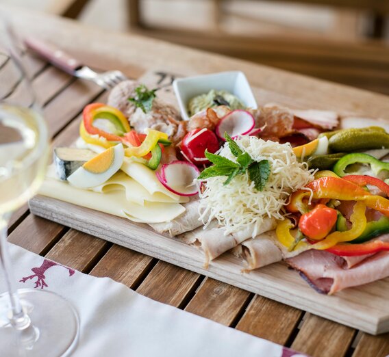 Köstlich - steirische Brettljause und ein Glas Wein  | © Thermen- & Vulkanland | Harald Eisenberger