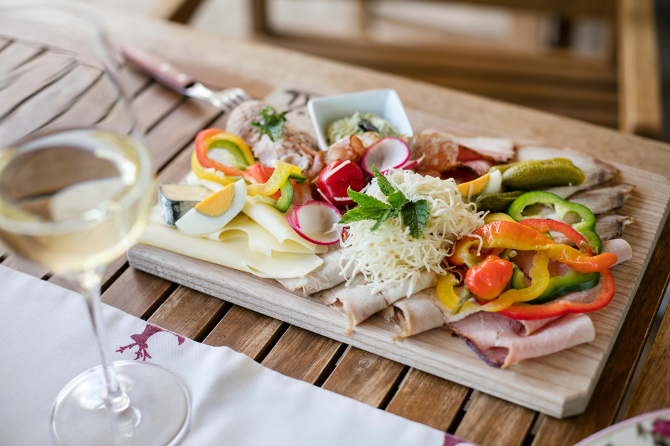 Köstlich - steirische Brettljause und ein Glas Wein  | © Thermen- & Vulkanland | Harald Eisenberger
