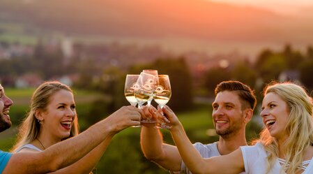 Cheers to the time together in Southeast Styria | © Thermen- & Vulkanland | Mias Photoart