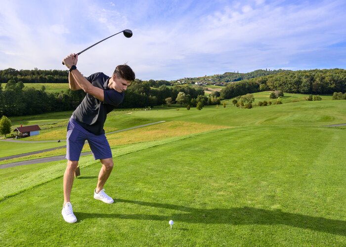 Abschlag beim GC Traminergolf Klöch | © Thermen- & Vulkanland | pixelmaker.at