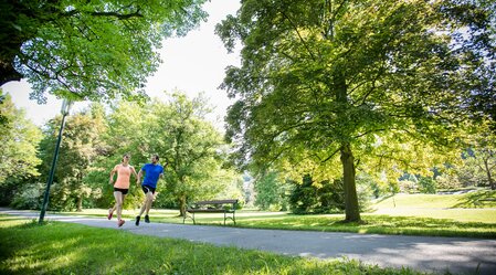 Running in the spa park Bad Gleichenberg | © Thermen- & Vulkanland | Harald Eisenberger