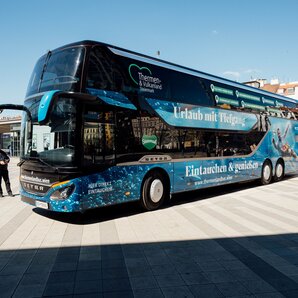 Doppeldeckerbus des Thermen- & Vulkanlands Steiermark am Bahnhof, modernes Verkehrsmittel für die Anreise in die Thermenregion zwischen Bad Waltersdorf und Bad Radkersburg.