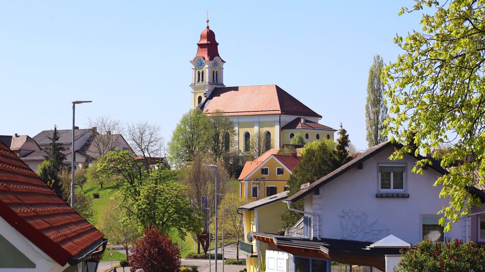 Pfarr- und Wallfahrtskirche Klein Mariazell über dem Ortszentrum von Eichkögl im Thermen- & Vulkanland Steiermark | © Gemeinde Eichkögl I Thomas Brandl