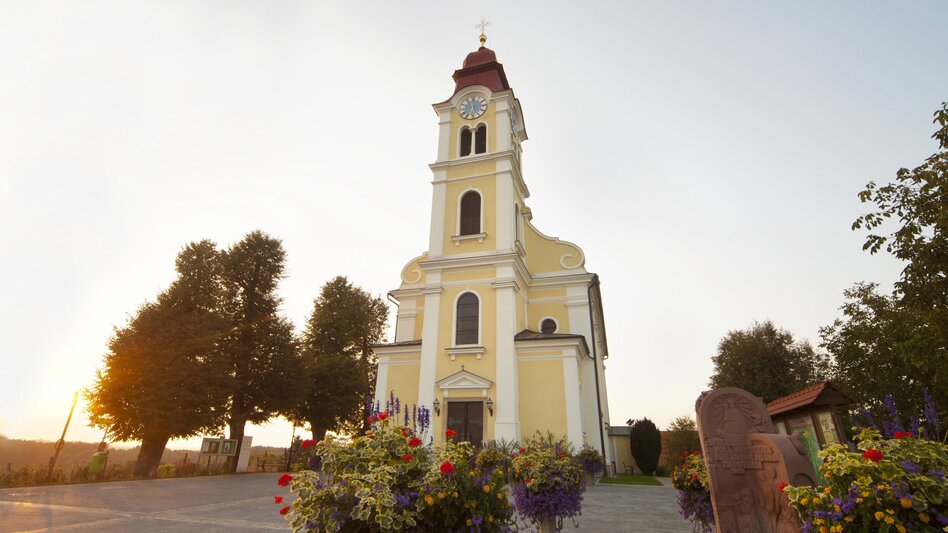 Pfarr- und Wallfahrtskirche Klein Mariazell in Eichkögl mit Blumenschmuck im Abendlicht im Thermen- & Vulkanland Steiermark | © Gemeinde Eichkögl I Thomas Brandl