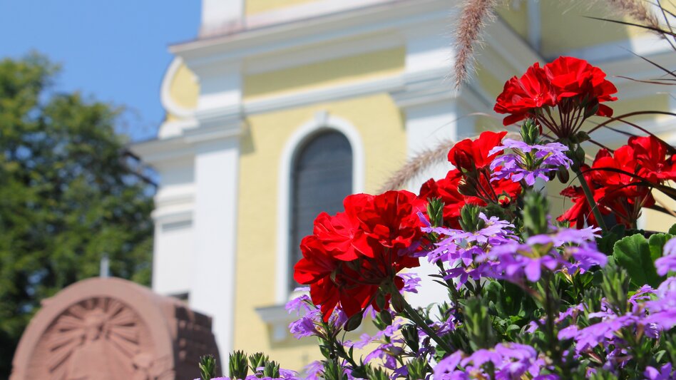 Blumenschmuck vor der Pfarr- und Wallfahrtskirche Klein Mariazell Eichkögl | © Gemeinde Eichkögl I Thomas Brandl