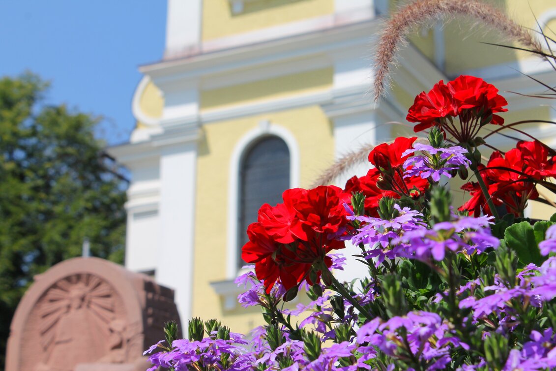 Blumenschmuck vor der Pfarr- und Wallfahrtskirche Klein Mariazell Eichkögl | © Gemeinde Eichkögl I Thomas Brandl