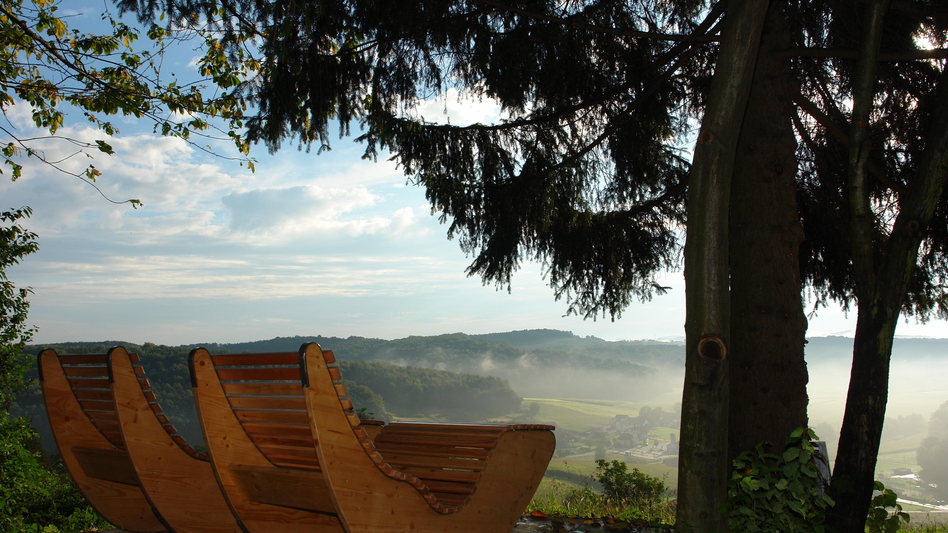 Hölzerne Aussichtsliegen mit Panoramablick über die sanfte Hügellandschaft von Gnas im Thermen- & Vulkanland Steiermark. | © Marktgemeinde Gnas