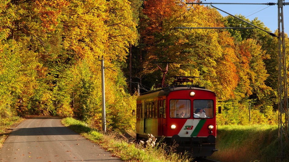 Gleichenberger Bahn fährt durch südoststeirische Herbstlandschaft | © Marktgemeinde Gnas