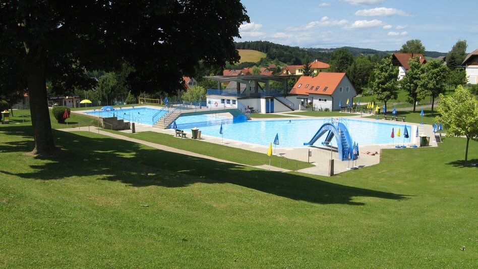 Freibad Gnas mit mehreren Schwimmbecken und großer Liegewiese | © Marktgemeinde Gnas