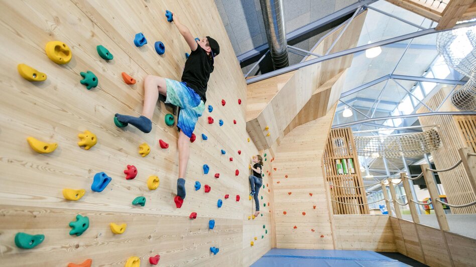 Kinder beim Klettern an der Indoor-Kletterwand im JUFA Hotel Vulkanland in Gnas im Thermen- & Vulkanland Steiermark. | © JUFA Gnas