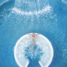 Frau entspannt im Bikini im warmen Thermalwasser