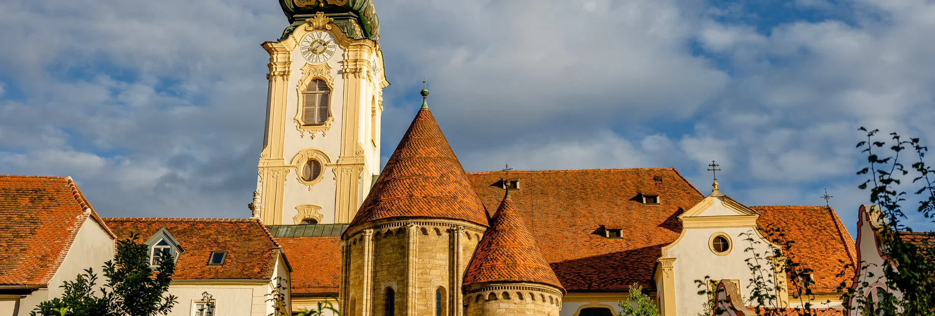 Parish church and Karner tower in Hartberg in summer | © TV Oststeiermark | Wolfgang Spekner Parish church and Karner tower in Hartberg in summer | © TV Oststeiermark | Wolfgang Spekner