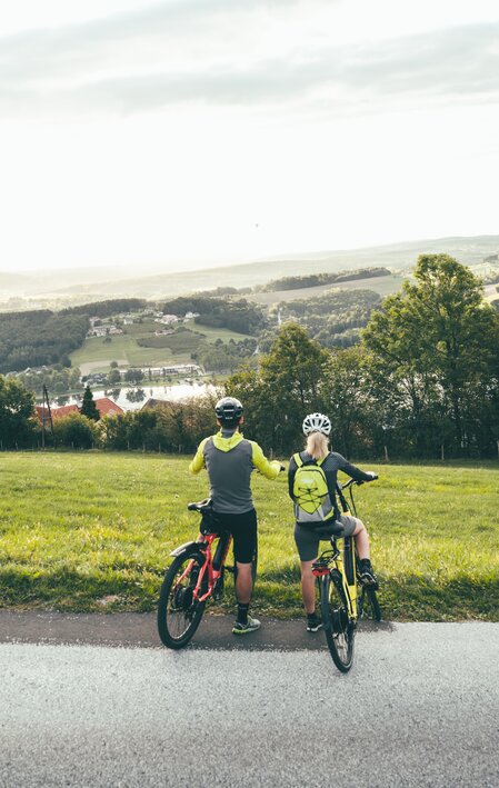 Radfahren mit Blick auf den Stubenbergsee | © Oststeiermark Tourismus, cmvisuals