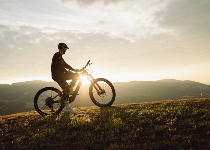 Cyclists on the Pöllauberg at sunrise | © Oststeiermark Tourismus