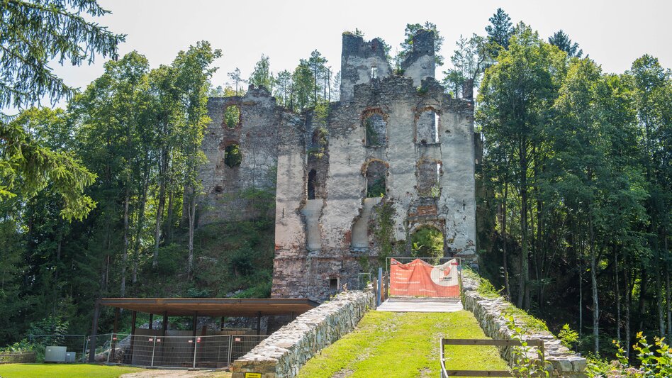 Ruine Waxenegg im Apfelland in der Oststeiermark