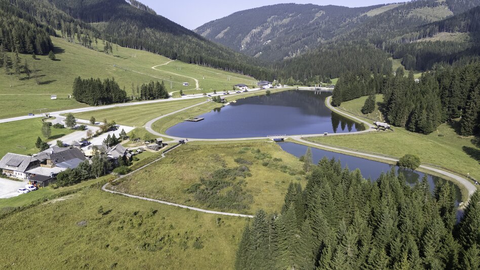 Luftaufnahme vom See in Fladnitz an der Teichalm