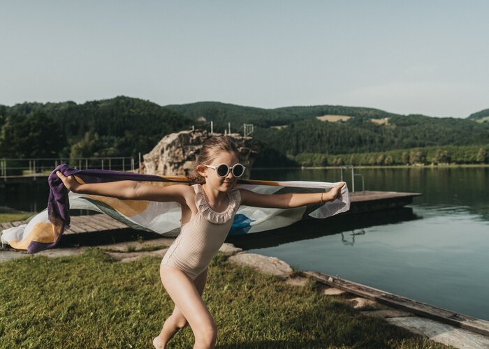 Kind am Stubenbergsee in der Oststeiermark | © GenussCard GC GmbH | Heldentheater