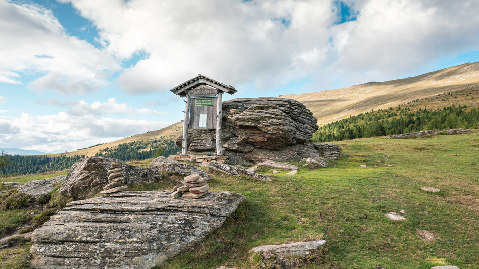 Steine und Infotafel der Berg- und Naturwacht am Zirbitzkogel