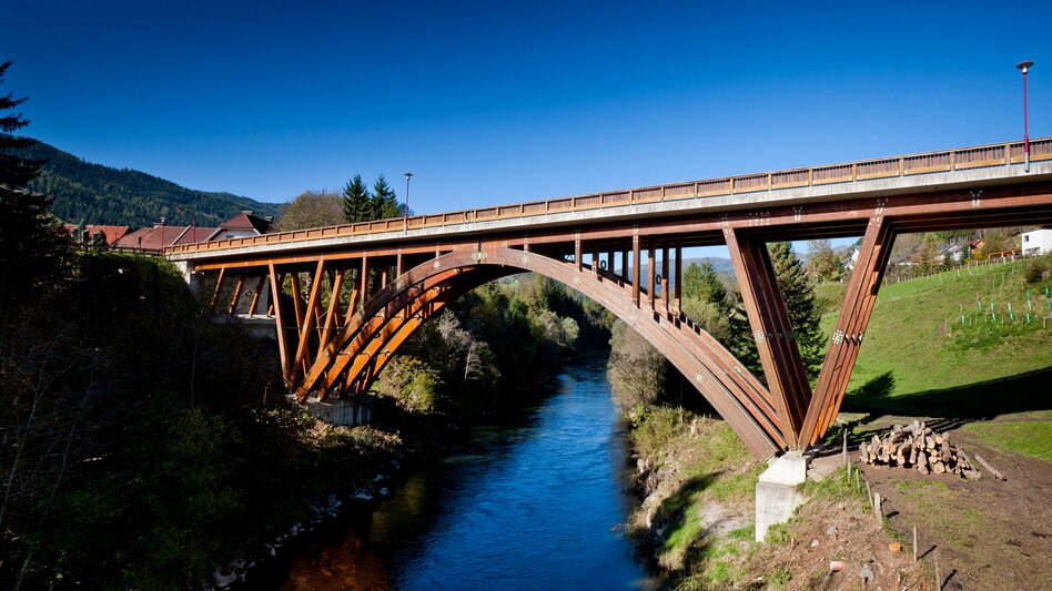 Riesige Holzbrücke gebaut über der Mur