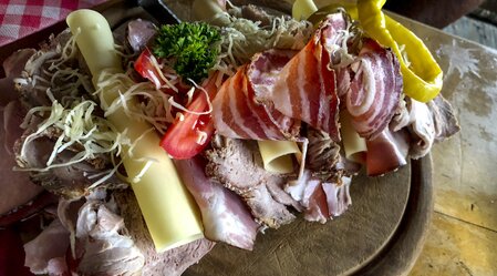 Belegtes Brot mit Schweinsbraten und Speck | © STG | Manfred Polansky