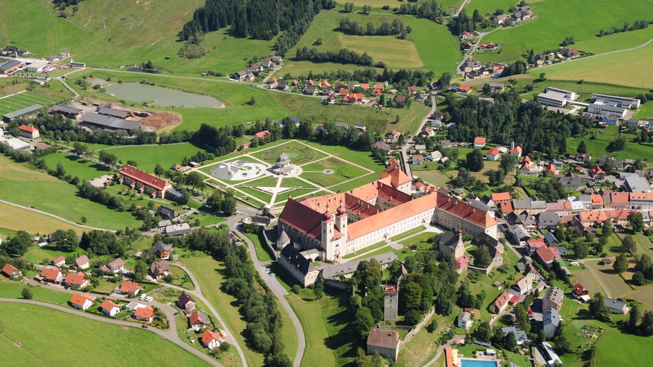 Luftaufnahme vom Benediktinerstift St. Lambrecht mit Stiftsgarten