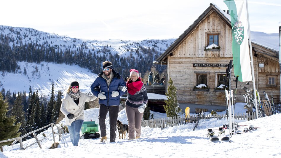 Spaß bei einer gemeinsamen Winterwanderung im Lachtal
