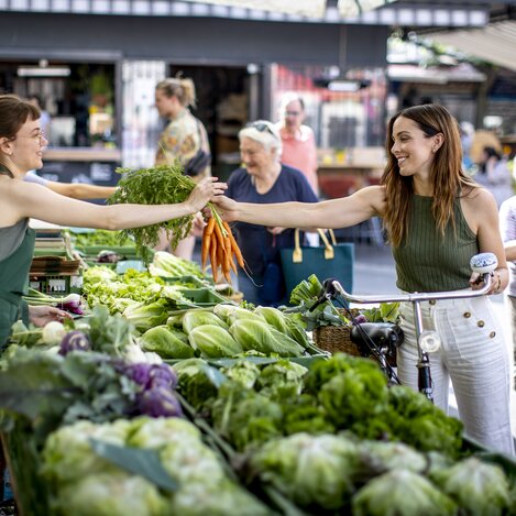 Kaiser Josef Markt Graz: Einkauf frischer Produkte  | © Graz Tourismus | Tom Lamm
