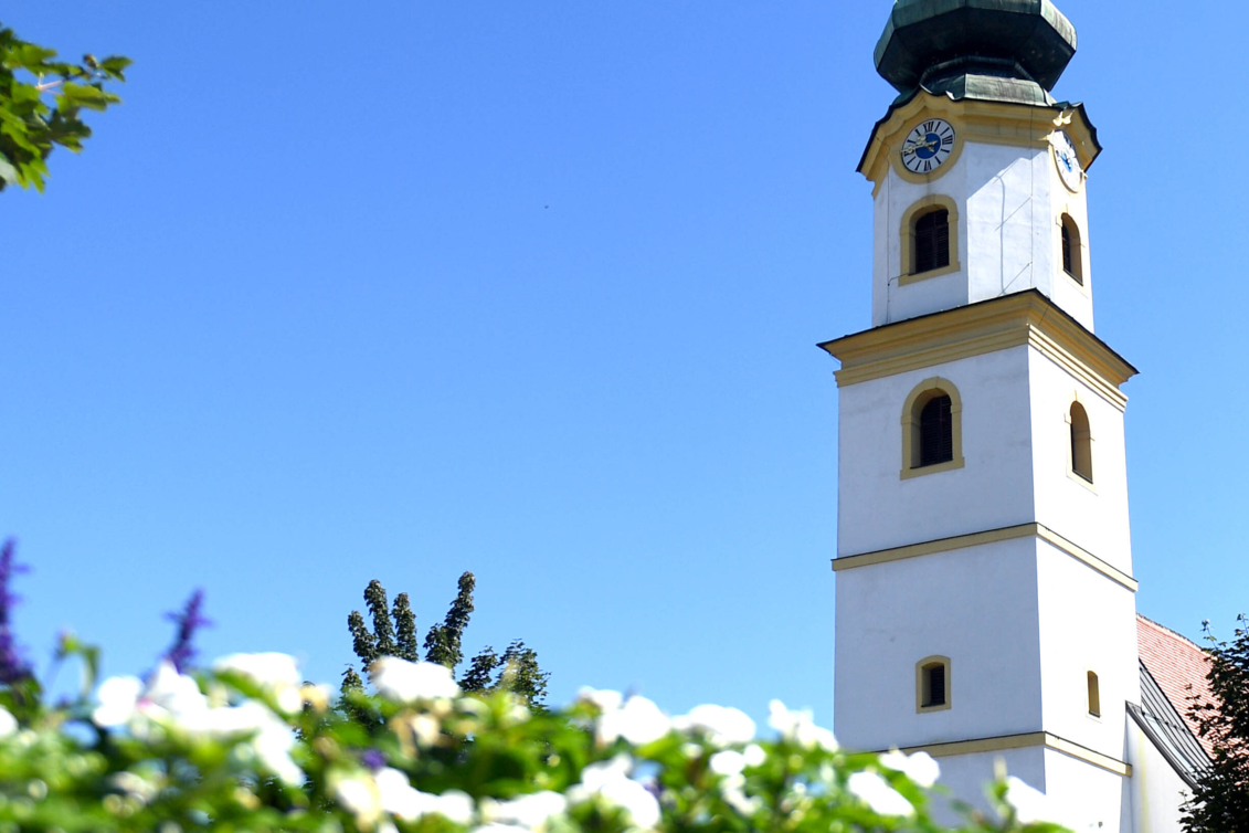 Kirche der Marktgemeinde Feldkirchen bei blauem Himmel