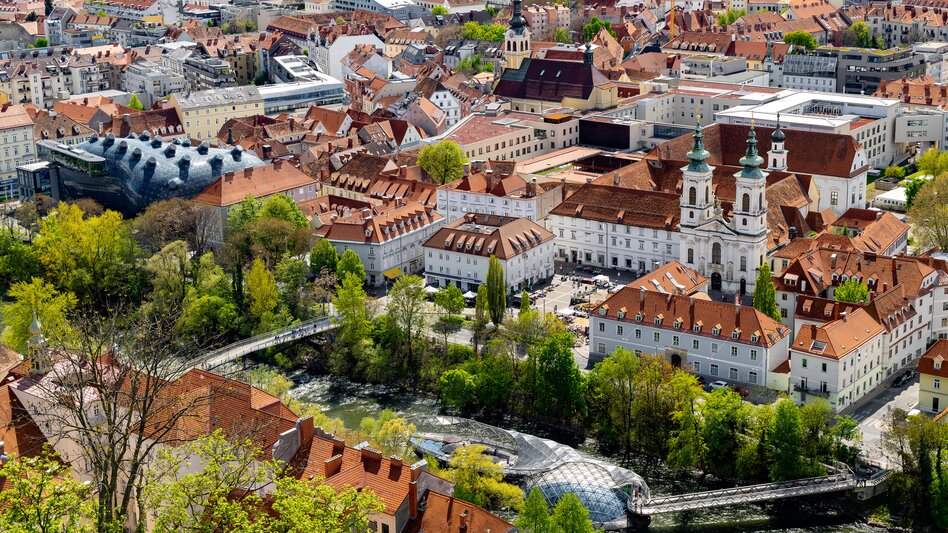 Blick vom Schlossberg auf die Grazer Altstadt mit Murinsel, Mur und Franziskanerkirche