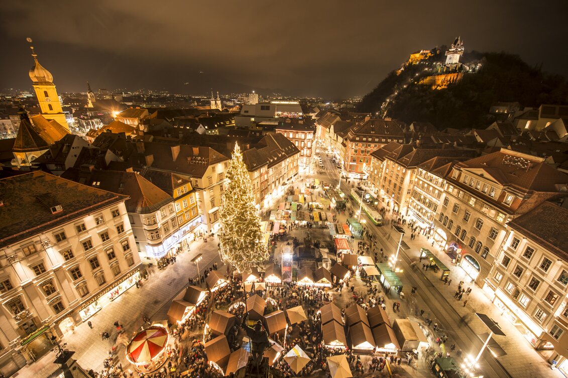 Weihnachtsmarkt und Lichtermeer am Grazer Hauptplatz | © Graz Tourismus | Foto Fischer