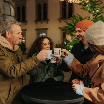 Anstoßen auf die stillste Zeit | © Region Graz | studio draussen