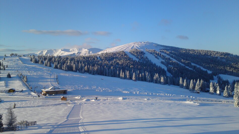 Blick auf das verschneite Schigebiet der Weinebene 