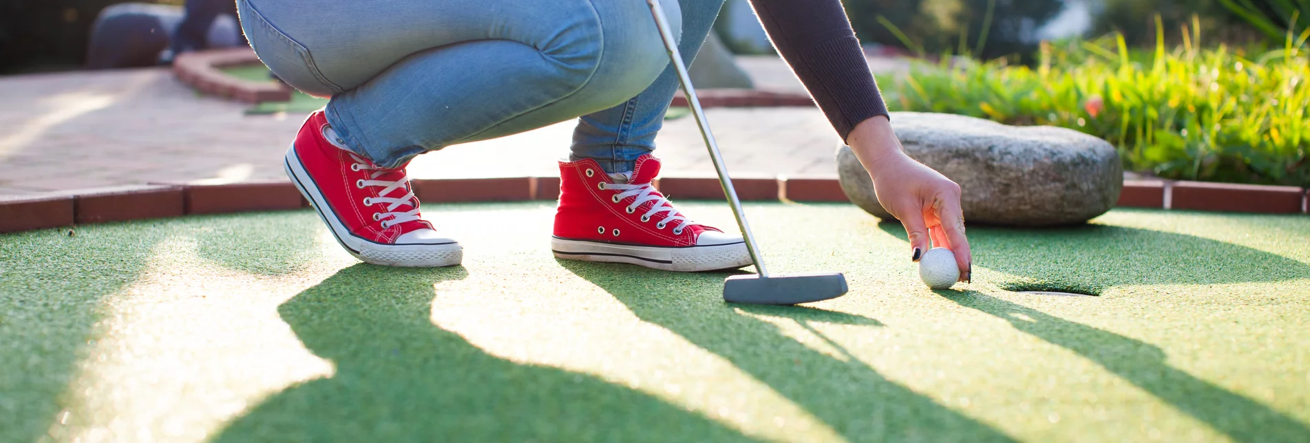Young woman plays adventure/mini golf in summer evening | © Schilcherland Steiermark | AdobeStock_70570315