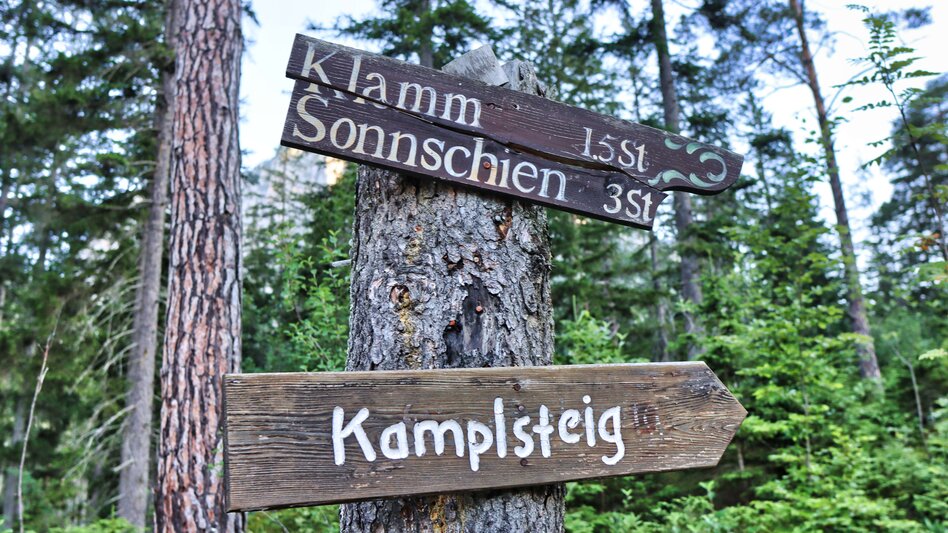 Wegweiser von Kamplsteig, Klamm und Sonnschien auf Holz eingezeichnet