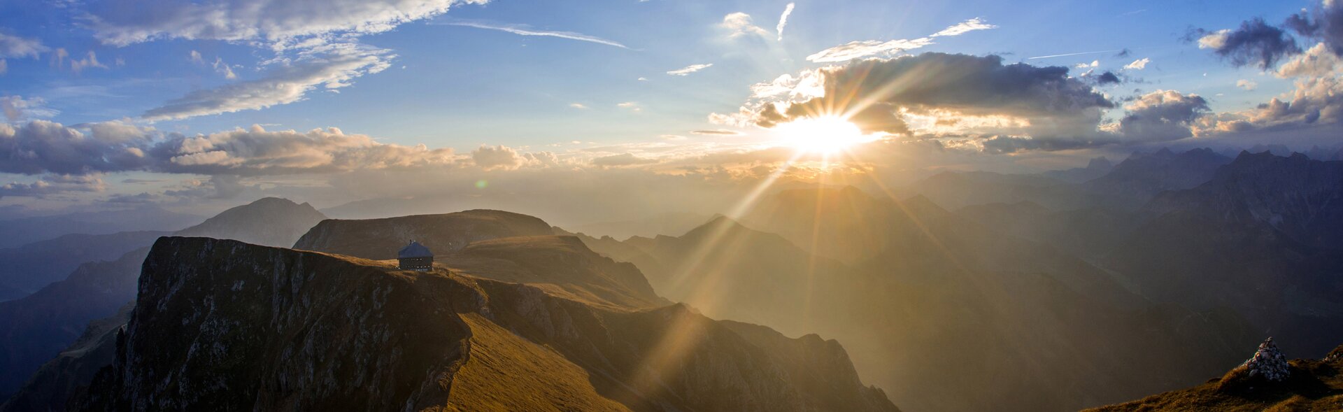 Ausblick auf den Sonnenuntergang bei bewölkten Himmel am Gipfel des Eisenerzer Reichensteins