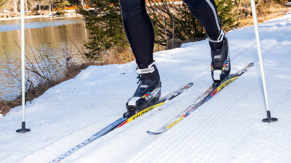 Nahaufnahme von Langlaufskis und Langlaufschuhe im Schnee