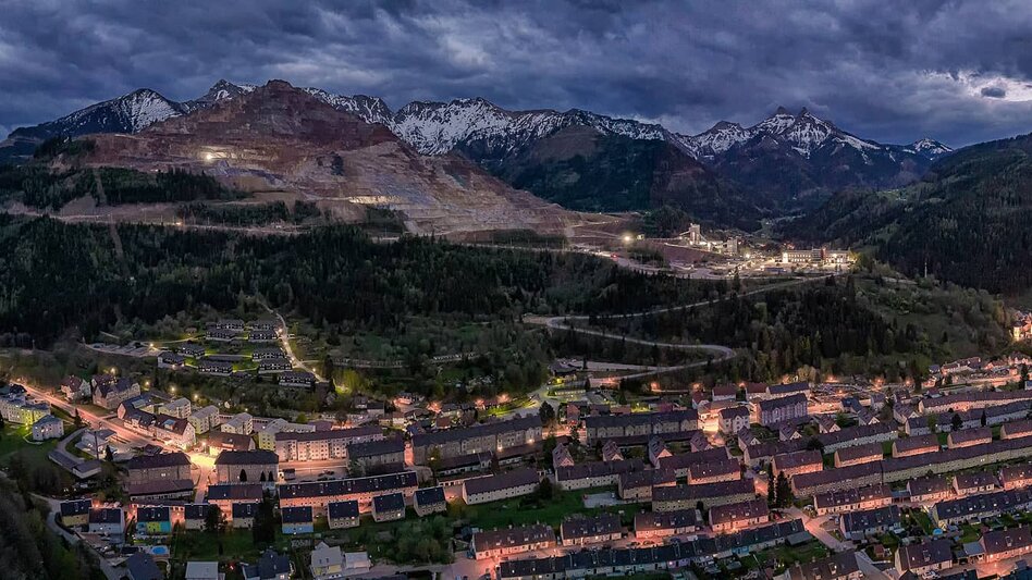 Eisenerz bei Nacht mit Sicht auf die Stadt, den Erzberg und die dahinter liegenden Berge | © Christian Berger