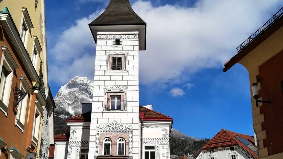 Stadtturm Eisenerz umgeben von Häusern und Bergen | © A. & M. Havlena
