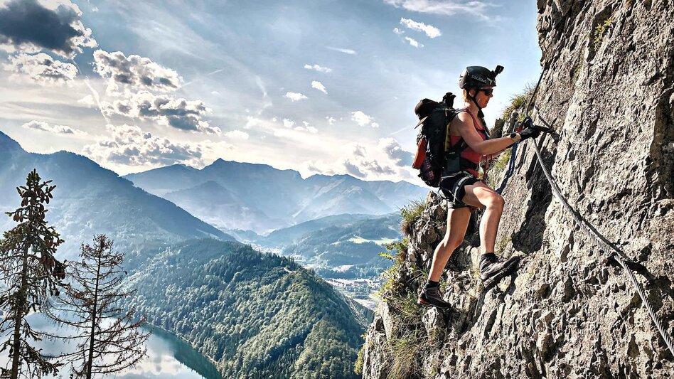 Frau von der Seite klettert Kaiser Franz Joseph Steig hinauf im Hintergrund eine atemberaubende Bergkulisse | © Melanie Haid