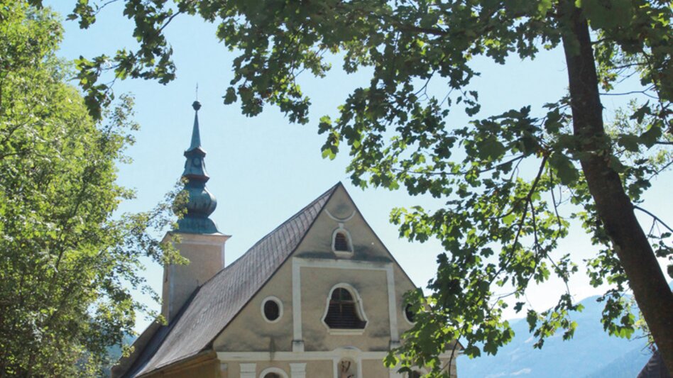 Sebastianikircherl mit Sonnenstrahlen umgeben von Wald | © TV ERZBERG LEOBEN
