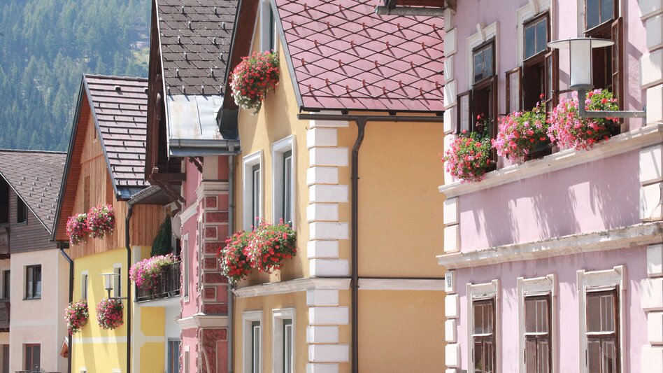Ortskern von Kalwang mit bunten Häusern hintereinander aufgereiht | © TV ERZBERG LEOBEN
