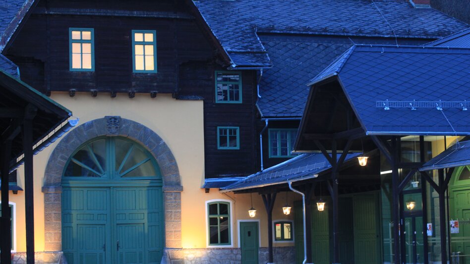 Fassade des Kulturzentrums Fohlenhof mit großem Tor und davor liegenden Schnee | © TV ERZBERG LEOBEN
