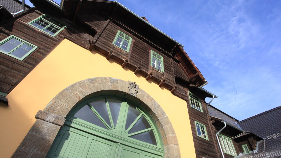 Fassade von unten vom Kulturzentrum Fohlenhof mit großem Tor und Fenstern | © TV ERZBERG LEOBEN