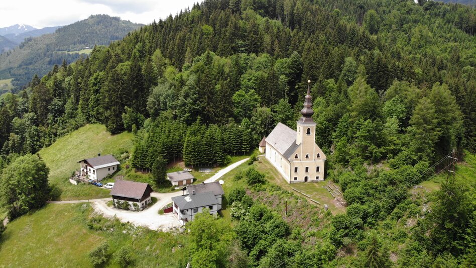 Sebastianikircherl von oben umgeben von Wald und weiteren Häusern | © Anko ZT GmbH