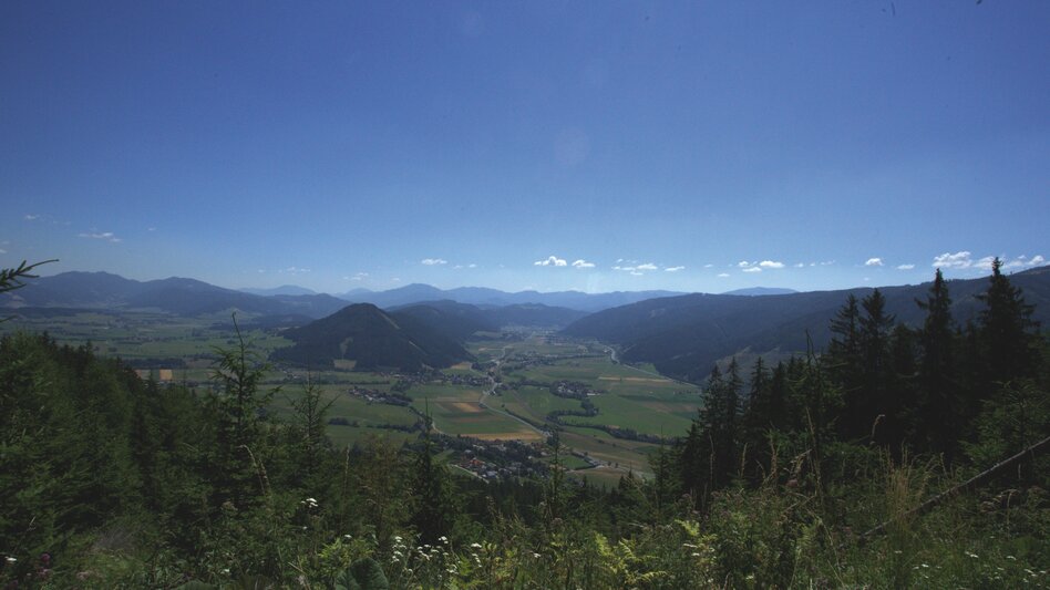 Panorama auf Berge und den schönen Himmel