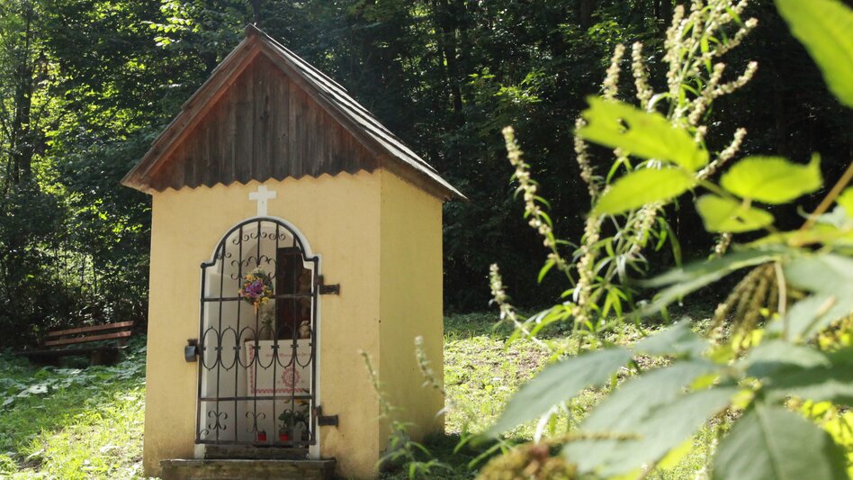 Marterlweg umgeben von Natur und einer kleinen Kapelle