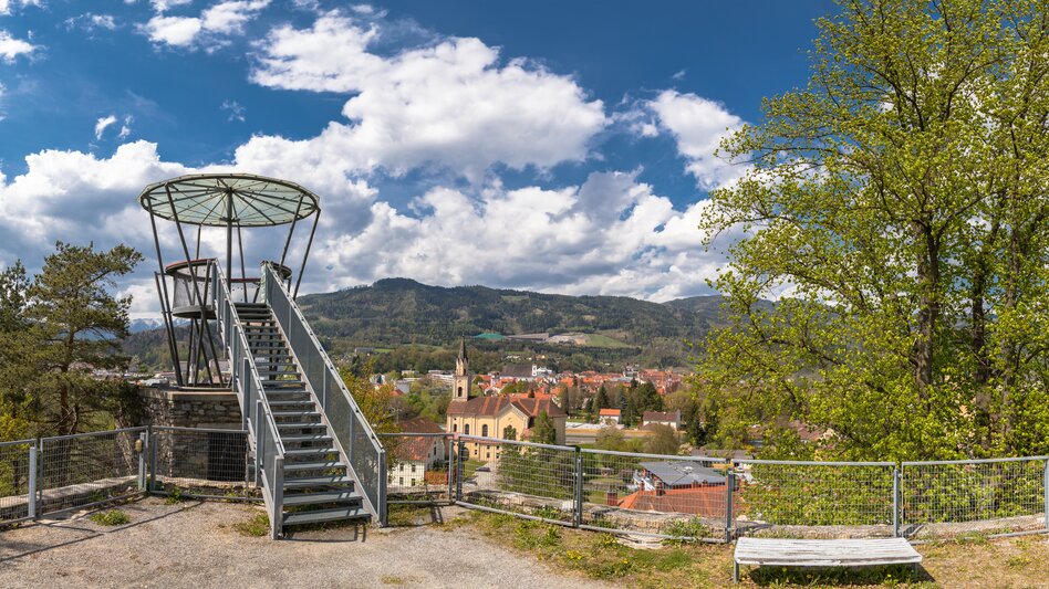 Aussichtsplattform Massenburg Leoben mit Stiegen hinauf und von Sträuchern umgeben.