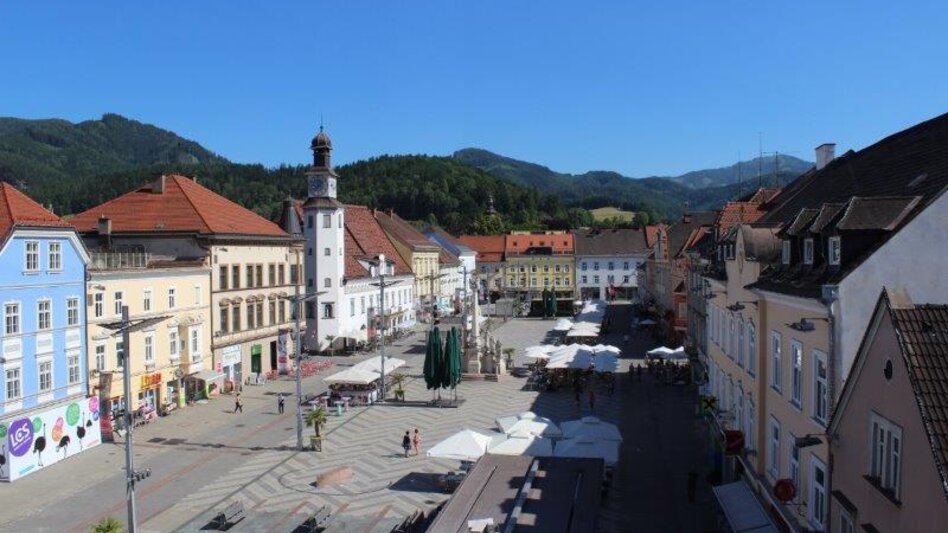 Hauptplatz Leoben von oben mit Cafes am Hauptplatz und drumherum stehen Häuser